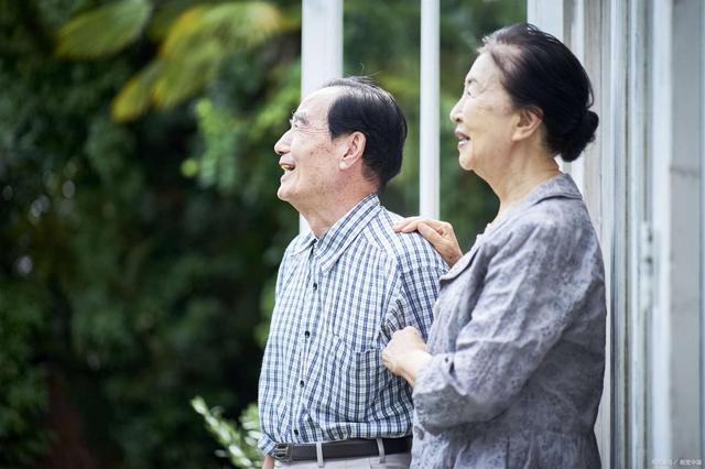 56岁阿姨相亲一见钟情，当天同居，第二天醒来都不知道对方叫啥