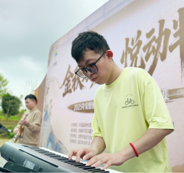 国庆首日，所见之处皆是幸福！半汤泉栖谷唱响《我和我的祖国》