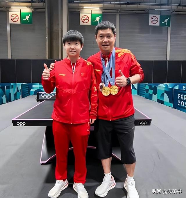 稀罕的男乒聚餐合影：王皓人群中特显眼，邱贻可的脸果然名不虚传
