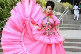 43岁范冰冰穿粉色大摆裙挑战死亡造型，网友调侃土到极致便是时尚图片