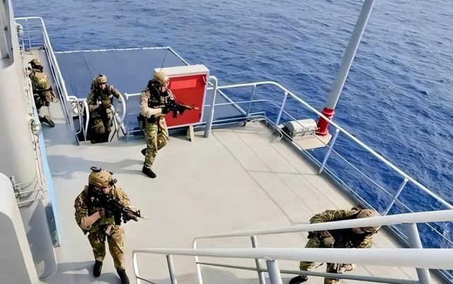 中方资产被扣押，局势变成4打1，伊朗出兵登船，特朗普捅马蜂窝