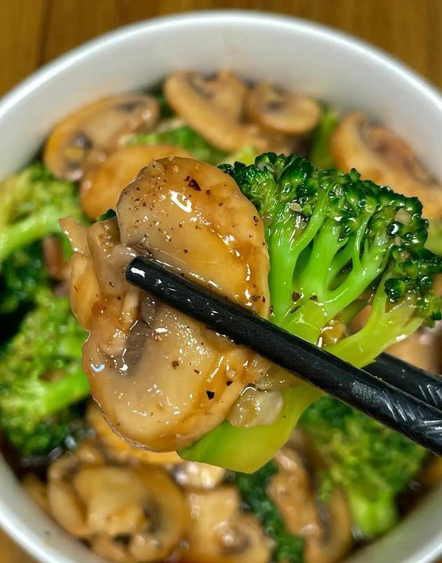 吃一斤它等于吃10只鸡，一降血脂、二降血糖、三降胆固醇	，要懂吃