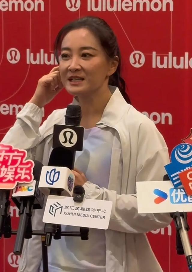 43岁贾玲最新露面，疑似瘦到100斤，下颌线明显 穿运动短裤肌肉紧