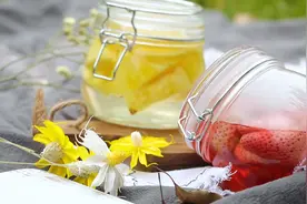 把水果泡进酒里，我们一起喝一杯快乐的果酒！图片