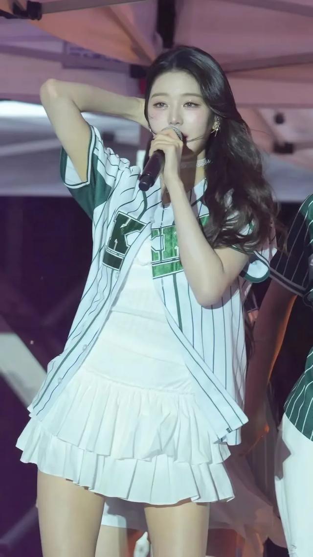 20岁的张元英这蕾丝肚兜和颈环越来越有人妻熟妇感了！还肥了不少