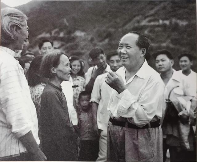 1959年毛泽东重返韶山，发现父母坟头有个小洞，当即做了一个动作