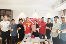 喜报，郑钦文父母收到女儿的奥运获奖证书，辛苦得到回报图片