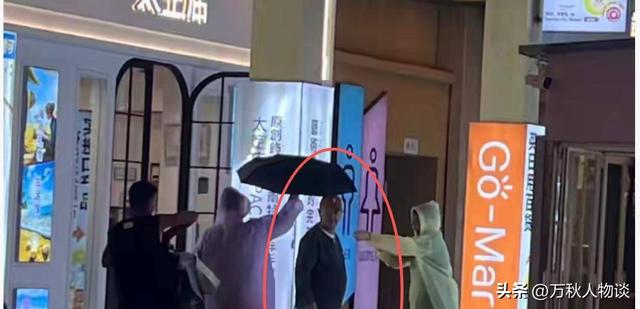 有钱有什么用?68岁赵本山近况曝光，三人打伞伺候	，女儿是心头病