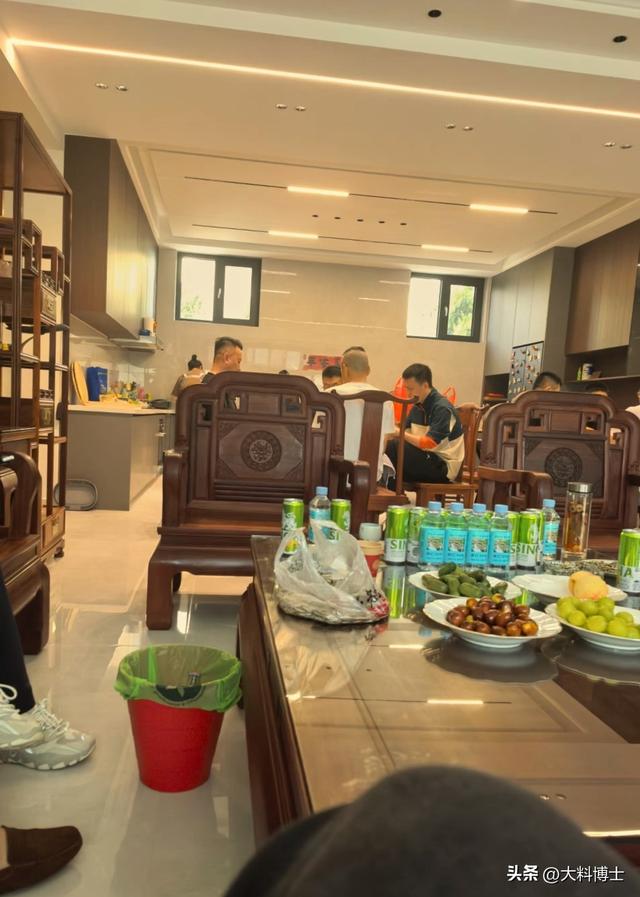 条子哥韩兆乔迁新居，北京6环外村里安家，装修豪华	，请吃烤全羊