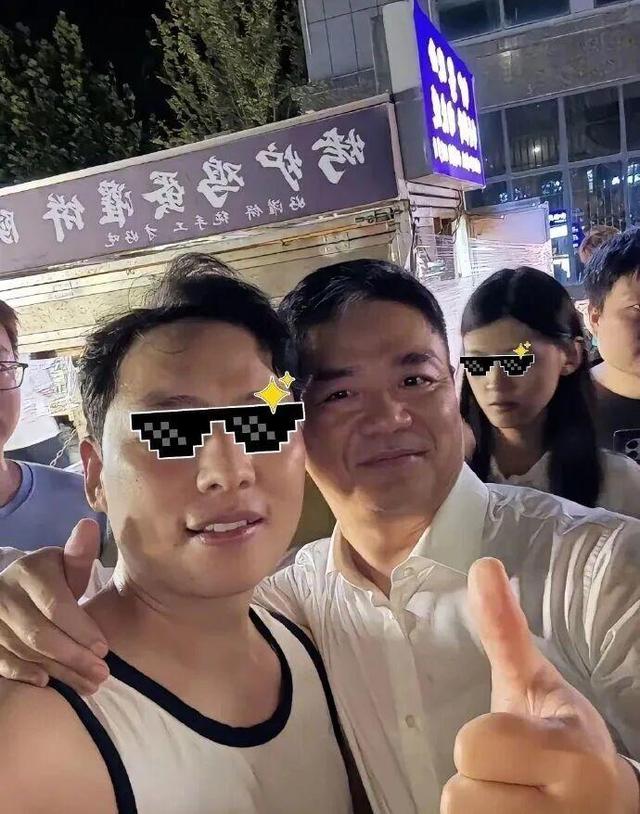 刘强东凌晨1点在大排档喝大了，拍照时开心的像个孩子，来者不拒