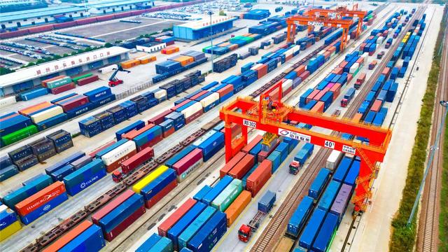 法国总统刚回国就变脸，威胁要对中方加征关税！效仿美国做法