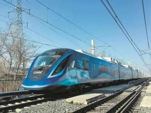 日本要破防了！中国氢能列车试跑成功，加氢10分钟可续航1000公里