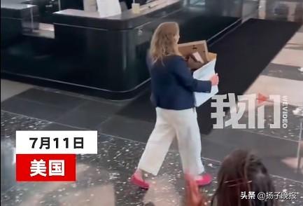 开始大裁员！解雇超1350名公职人员，现场画面曝光：多人含泪离开