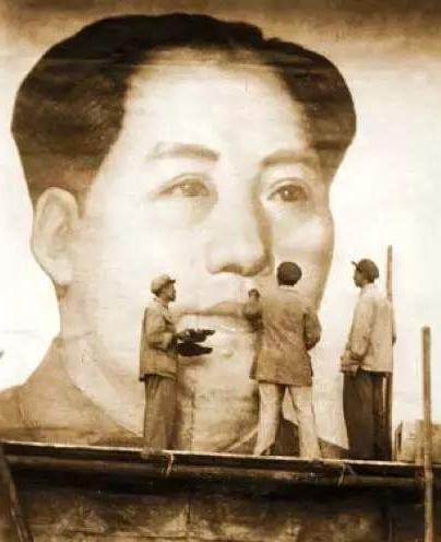 天安门城楼上，为何不悬挂毛主席的照片，反而要挂毛主席的画像?