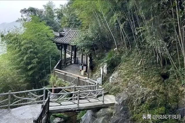 5年倒闭10家热门景区，年轻人住帐篷，天价酒店为啥割不动了？