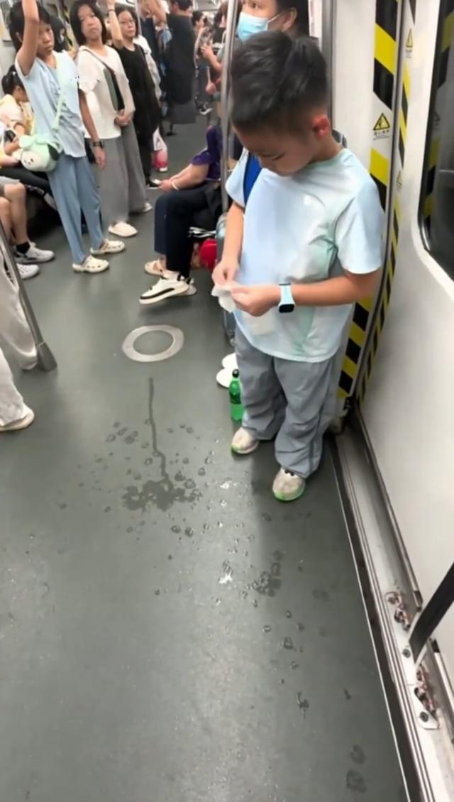 地铁小男孩后续：全网罕见没杂音，人民日报权威表扬，果然值得
