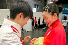 王曼昱把16岁张本美和给打哭了,孙颖莎忙送pin安抚，pin是什么？图片