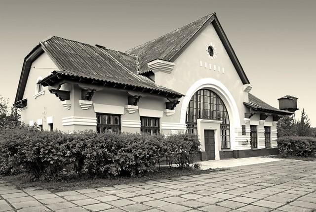 99年的网吧包厢，女同学突然凑过来，说：教我玩个刺激的游戏