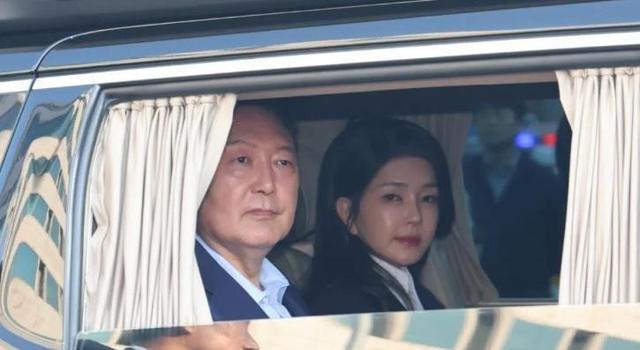被关牢房后，金建希吃不下饭，她的亲信也被捕，朴槿惠李明博缺席