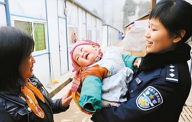 16年前，汶川女警揭衣露乳哺育9婴，归来连升四级，最后结局泪目