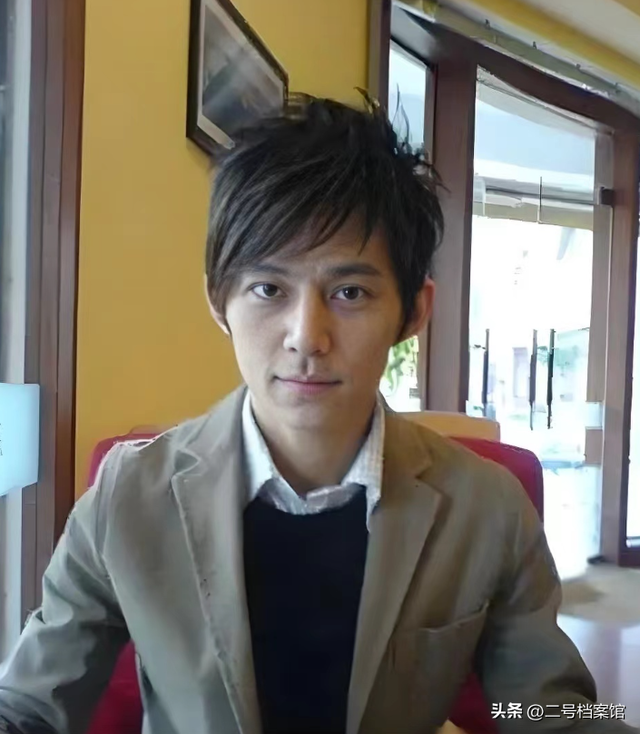 无妻无子，身价过亿，当了一辈子老好人的何炅，终究撕下了"伪装"