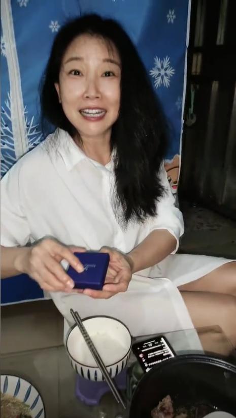 广东小伙爱上湖北大妈，他比大妈小13岁，两人恋爱后住在出租屋