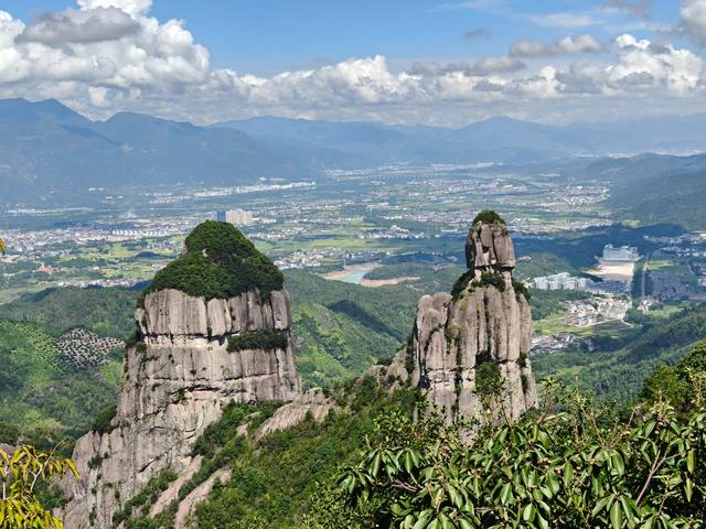 仙居县饭蒸岩景区，横看成岭侧成峰，远近高低各不同