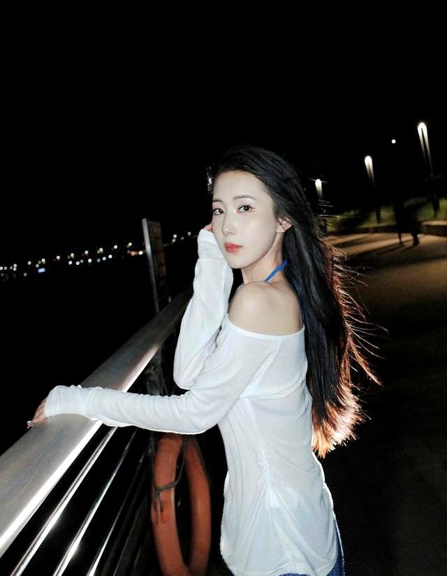 夜海风情：露肩与条纹的随性潮搭