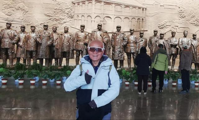 74岁香港大爷重走长征路，半年徒步6000公里，即将抵达吴起镇