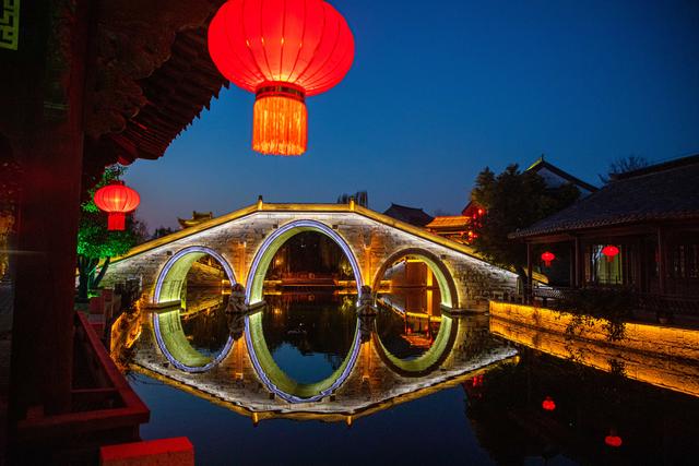 桥影渡星河，古墙浸夜色