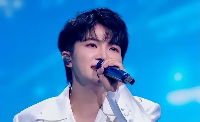 2025年大湾区晚会简直就是一张照妖镜，塑料歌手齐上阵，太搞笑了