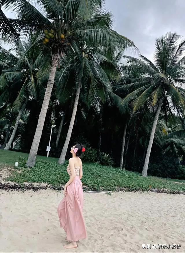 懒懒又去日本陪男友王思聪了,穿成这样,可真抗冻呀