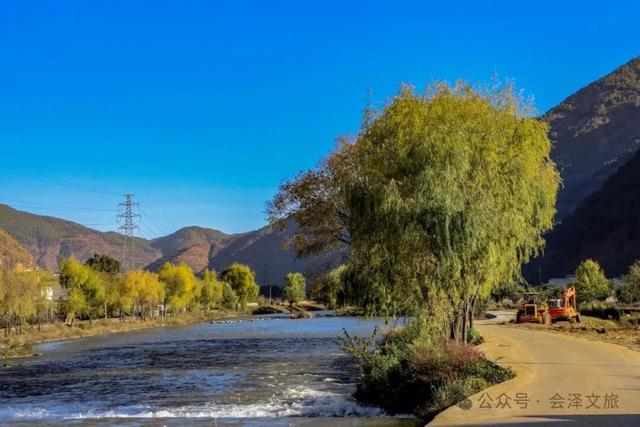 以礼初冬，树染波心山街色 蒋加祥/图