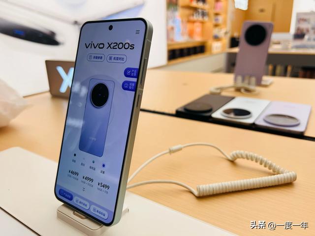 vivo X300 Pro影像突破：LYT-828主摄+定制长焦重塑旗舰体验