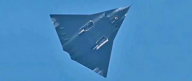 歼50、歼36双雄将至！2035年，中国舰载机“断代式”碾压F35C？