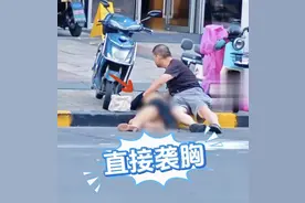 上海一女子早上6点醉倒路边，中年猥琐男胆大包天伸出＂咸猪手＂图片