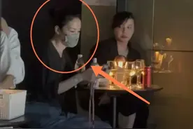 王菲现身谢霆锋演唱会！打扮素净坐在角落，55岁的年纪看着像30图片