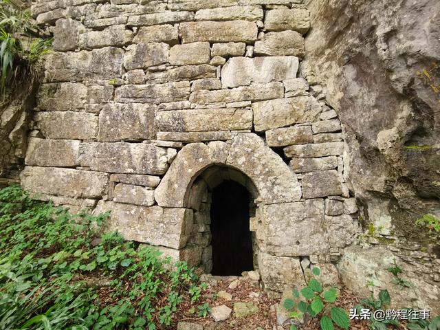 偏远乡野中寻找一个古寺遗址，探险一个深邃溶洞