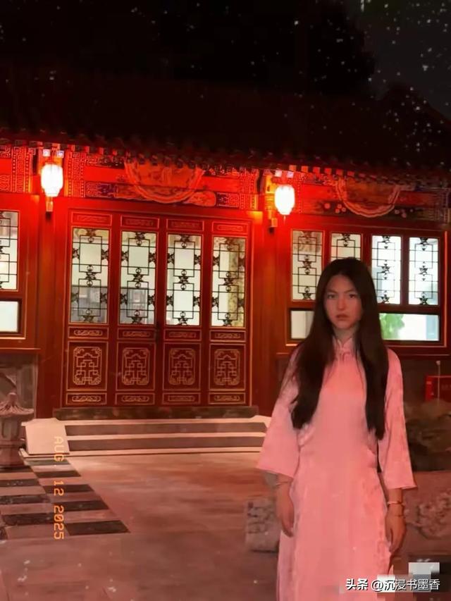 王诗龄晒自家北京小院，大半夜穿旗袍拍照，面无表情上演中式恐怖