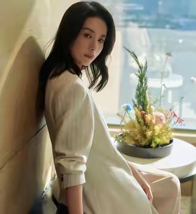 45岁董洁近况曝光，网友：步上张柏芝老路了？