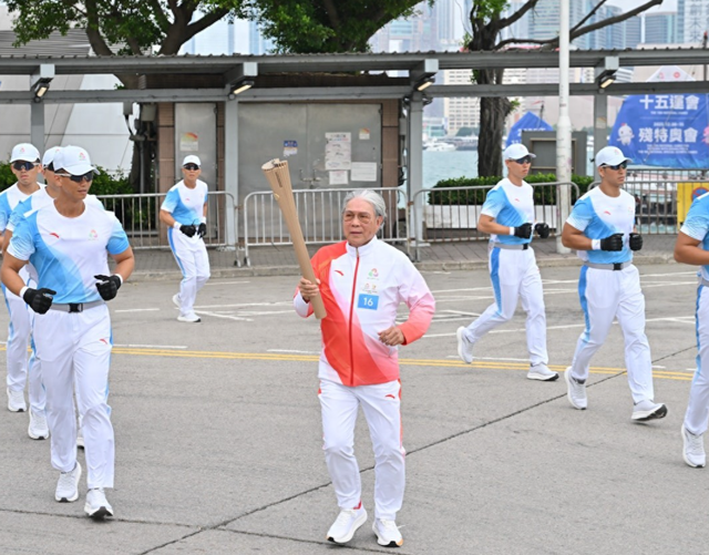 霍启刚没想到！44岁妻子和79岁老爸同时官宣喜讯，为霍家“争光”