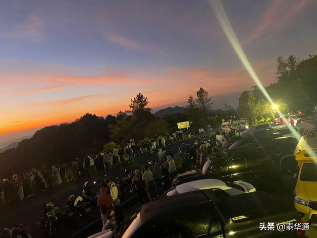 泰国小长假期间，超10000名游客涌向清迈茵他侬山