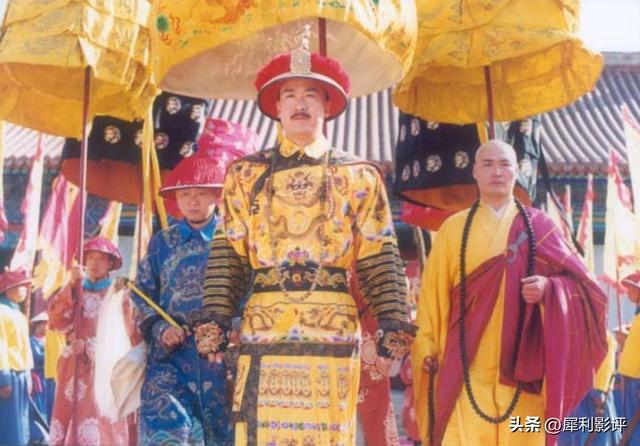 康熙铠甲合体，戴枷锁上朝，整活中年人的快乐生活