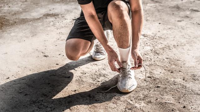 千万别忍膝盖疼！88岁大妈坚持20年的秘诀	，3招让膝盖灵活如初！