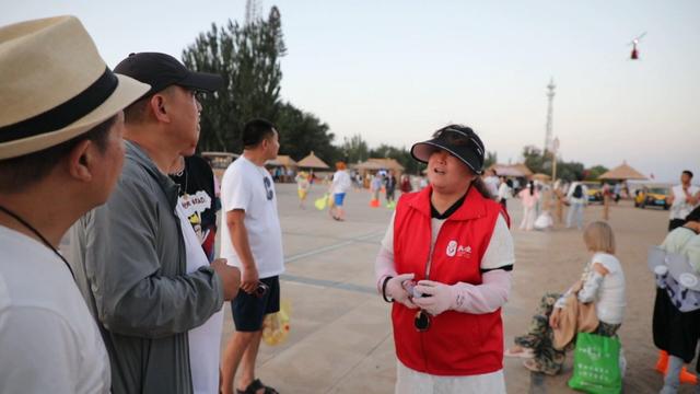100名志愿者服务保障鸣沙山月牙泉景区星空演唱活动