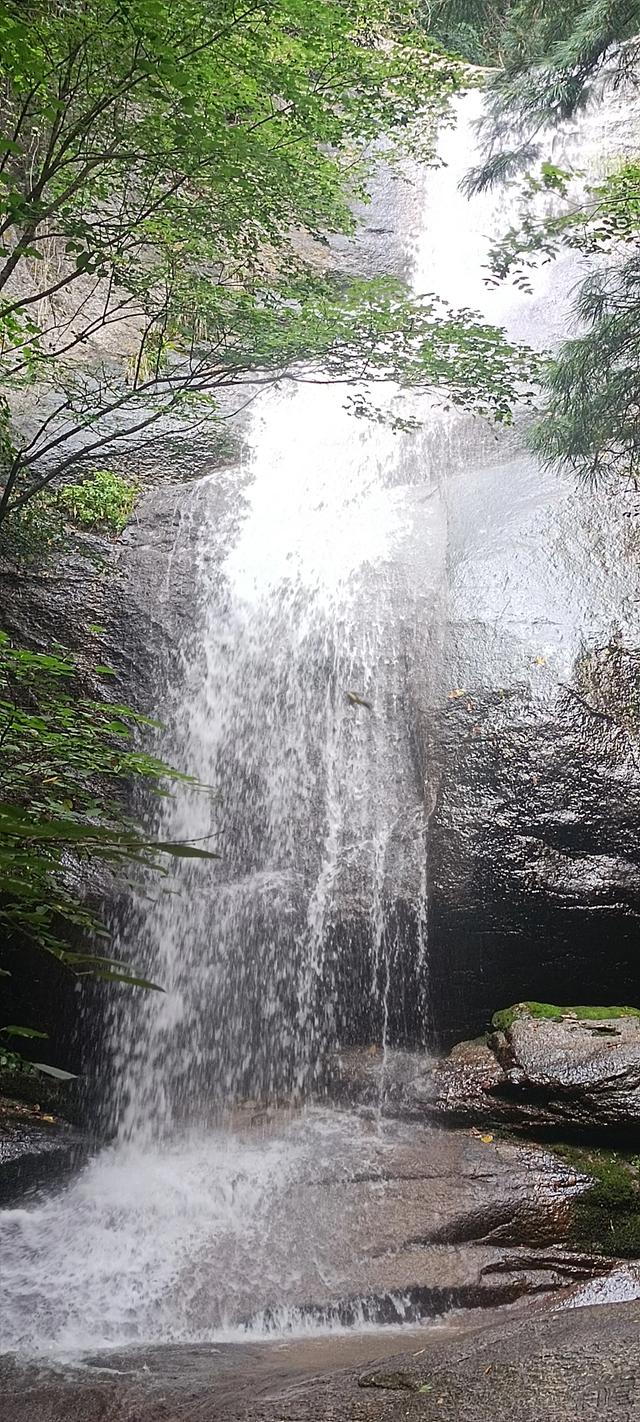 王顺山松岩瀑布