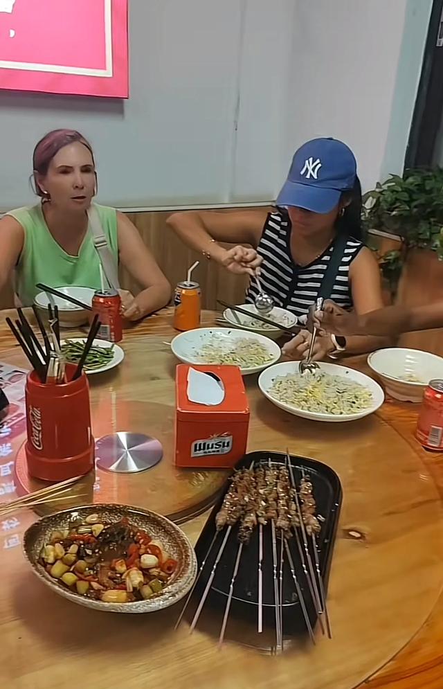 比利时女孩黄楼认亲结束，和养父母去北京旅游，离别前生母后悔了