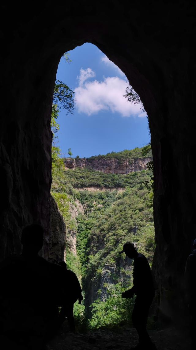 山西太行山中藏着一只天眼，当地人称老雕窝，驴友叫它天门洞