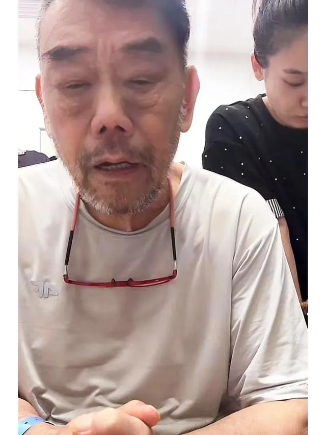杨少华护工回忆：老爷子最后半年失禁，是她亲手换的尿垫比儿子亲