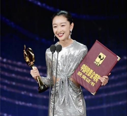 又一“谋女郎”上线，这次，74岁张艺谋让世界再次“刮目相看”！